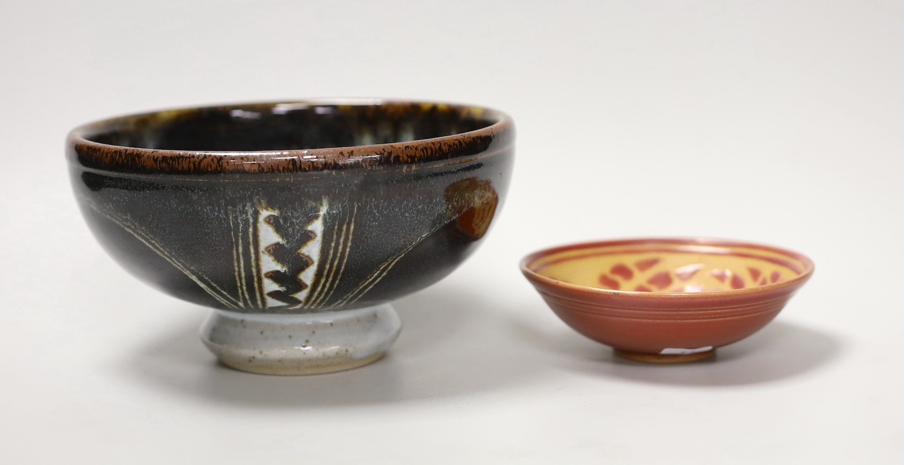 Chris Lewis (British 20th century) bird bowl, together with a Donald Mills small crab dish. Tallest 9cm